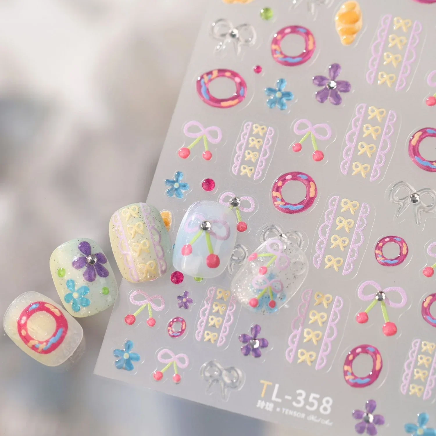 5D Nagelaufkleber Farbige Donut Fünfblättrige Blume Schleife Spiralform Wellenmuster Spitze Runde Kirsche Perlen Dekorationen Süße Snacks Selbstklebend DIY