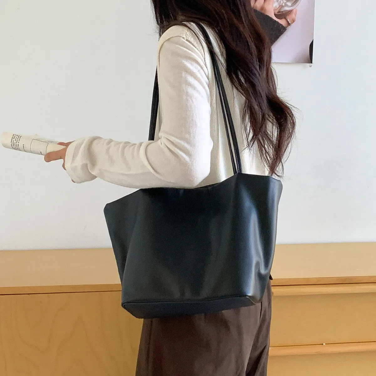 

Casual Tote Bucket Bags for Women Soft PU Leather Shoulder Bag High Quality Designer Handbags and Purses Commuting Shopper Chic