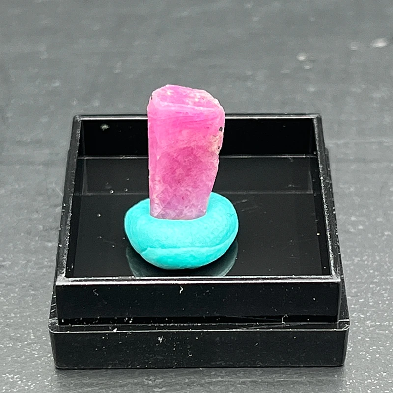 100% Natural Burmese Fluorescent Ruby Rough Mineral Stones and Crystal Healing Crystal Quartz Gem + Box Size: 2.7mm