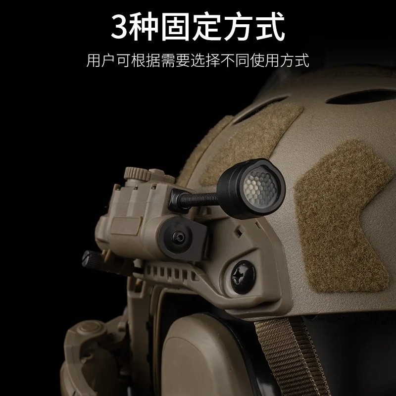 Capacete multiuso vermelho, verde, azul, branco, sinal de reconhecimento