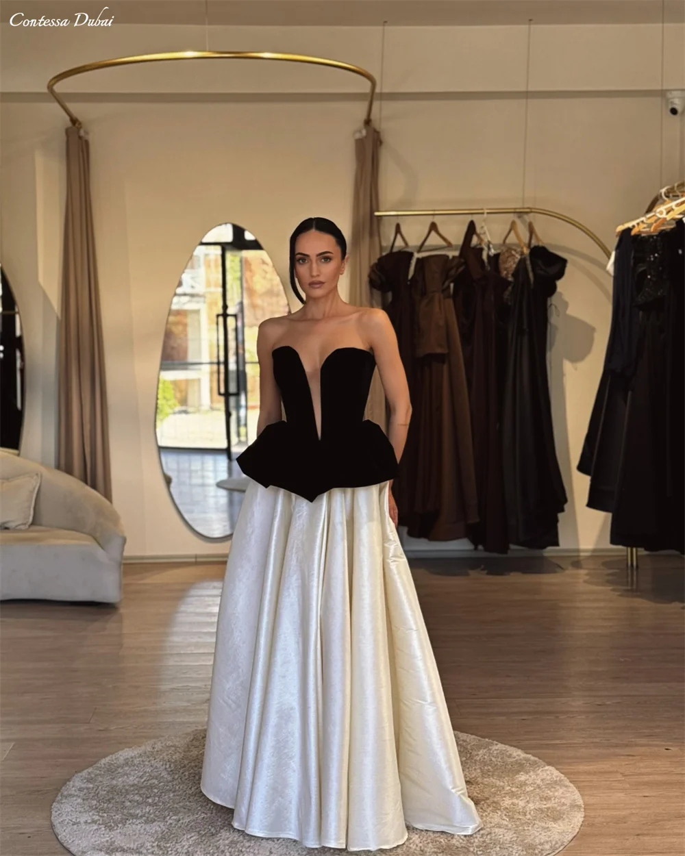 Contessa Maßgeschneidertes Abendkleid, Ballkleid, Hochzeitsgastkleid, trägerlos, V-Ausschnitt, Samt, Schößchen, Satin, A-Linie, langer Rock, elegant, sexy