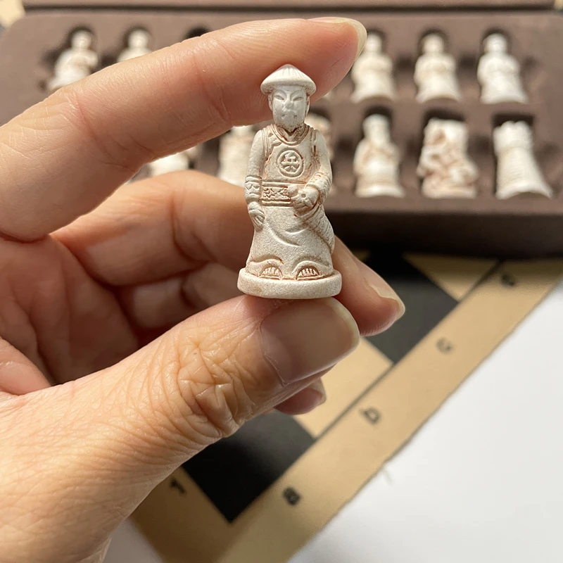 مجموعة شطرنج صغيرة مقاس 28 سم/11 بوصة على الطراز القديم، قطع شطرنج من الراتنج بتصميم شخصية إبداعية ثلاثية الأبعاد لعيد الميلاد #4