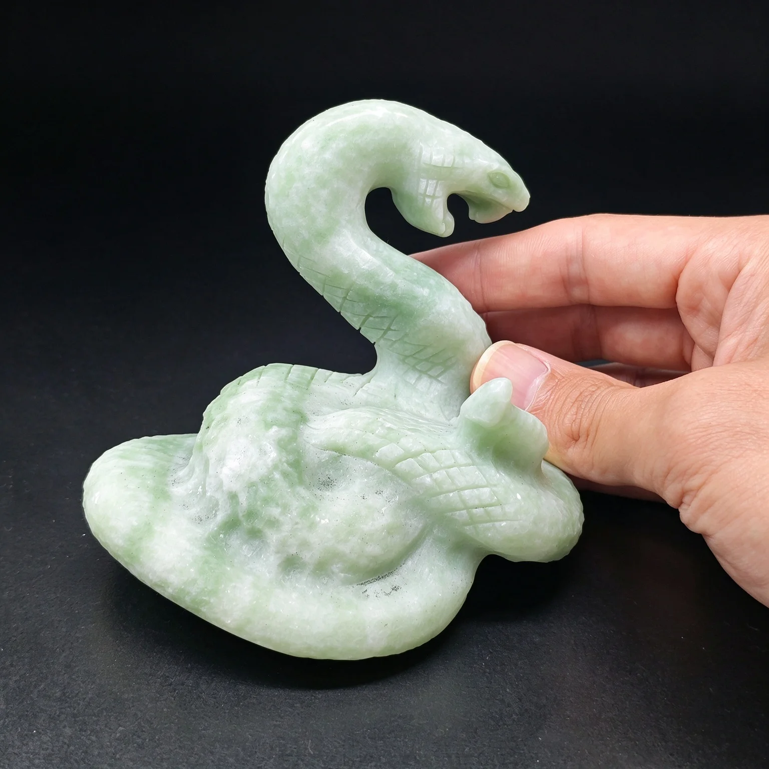 Natuurlijk groen jade slangenbeeldje, opgerolde kobra, decoratief beeld voor op een bureau, esthetisch, verzamelobject, dierenkunst, cadeau.