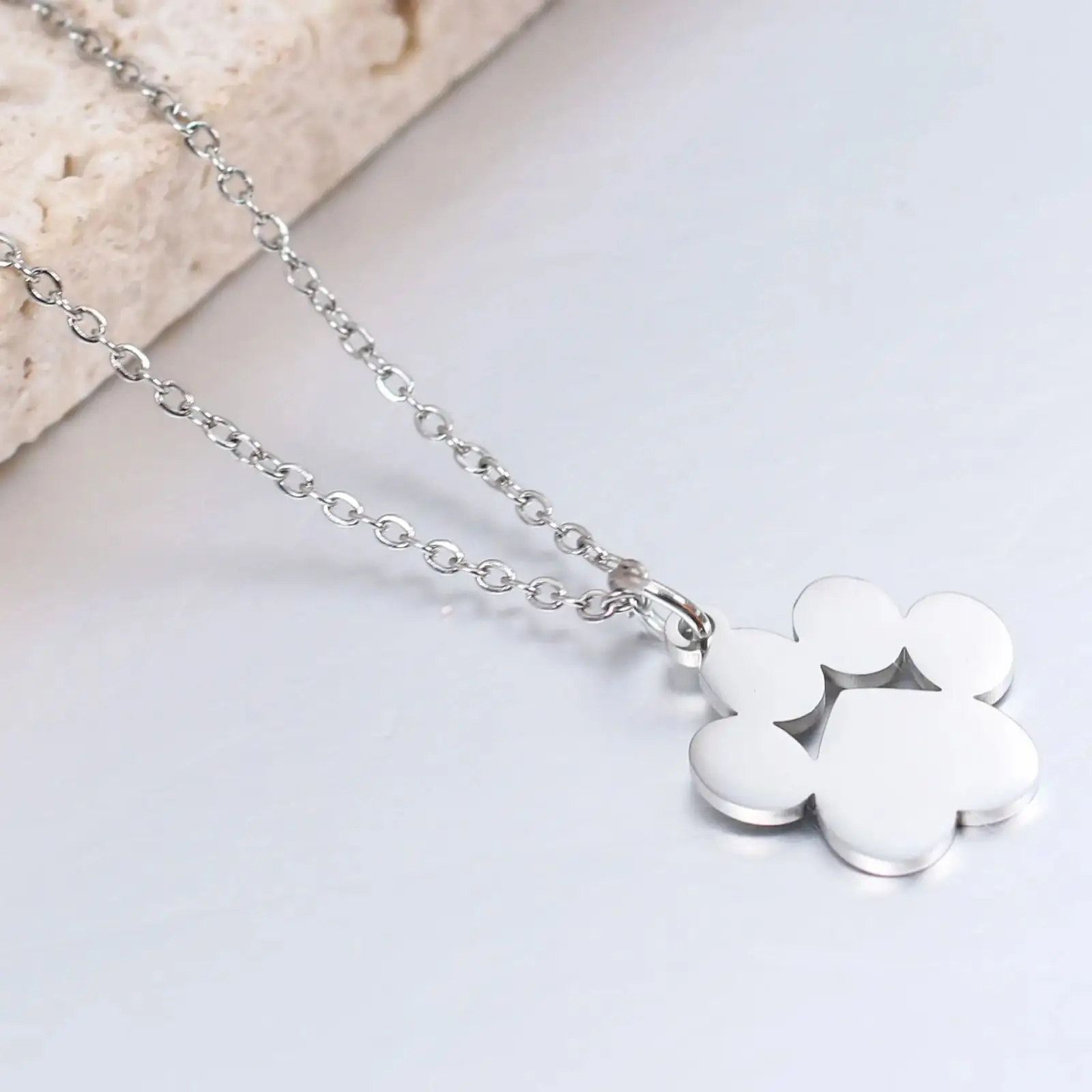 Edelstahl-Halskette mit Hundepfotenabdruck-Anhänger, Hohlherz, Haustier-Fußabdruck-Schmuck, Geschenk für Frauen, Tierliebhaber, Gedenkstück – Detail 1