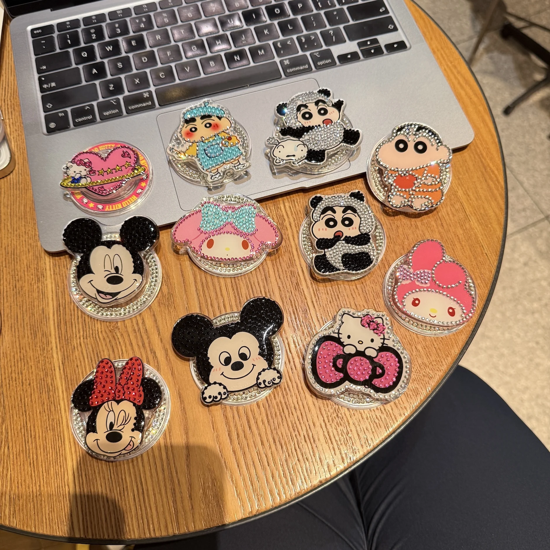 

Сияющий мультяшный магнит на присоске, держатель для мобильного телефона Sanrio для Hello Kitty Disney, Микки, милый для карандашей Shin-Chan, дизайн