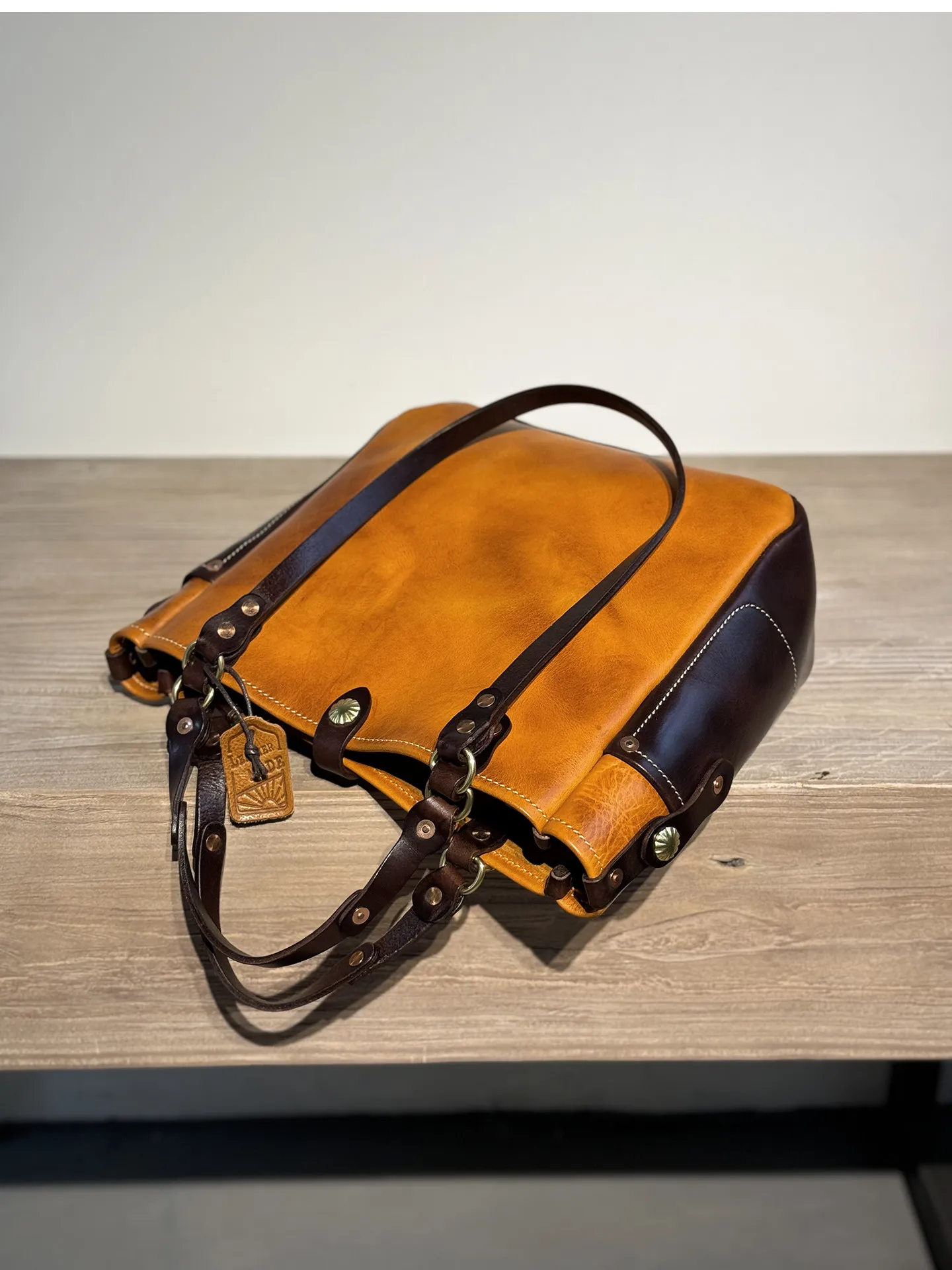 Vintage Designer Handgefertigte Arbeits-Tragetasche aus pflanzlich gegerbtem Rindsleder für Herren, Business Casual Luxus Naturleder Handtasche – Detail 10