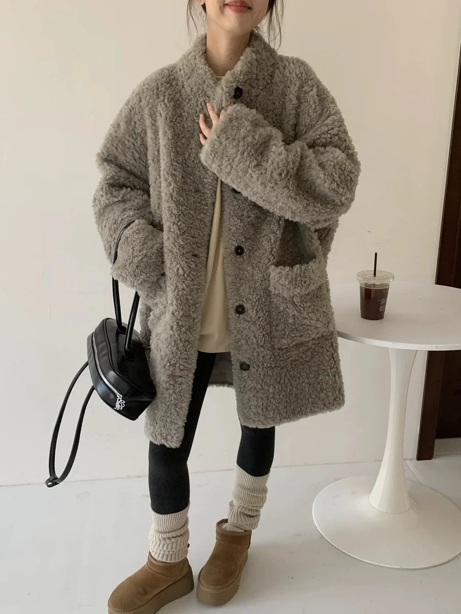 معطف فرو شتوي غير رسمي موديل 100% من Lambhair معطف فرو متكامل للنساء بياقة واقفة ونمط متوسط الطول #4