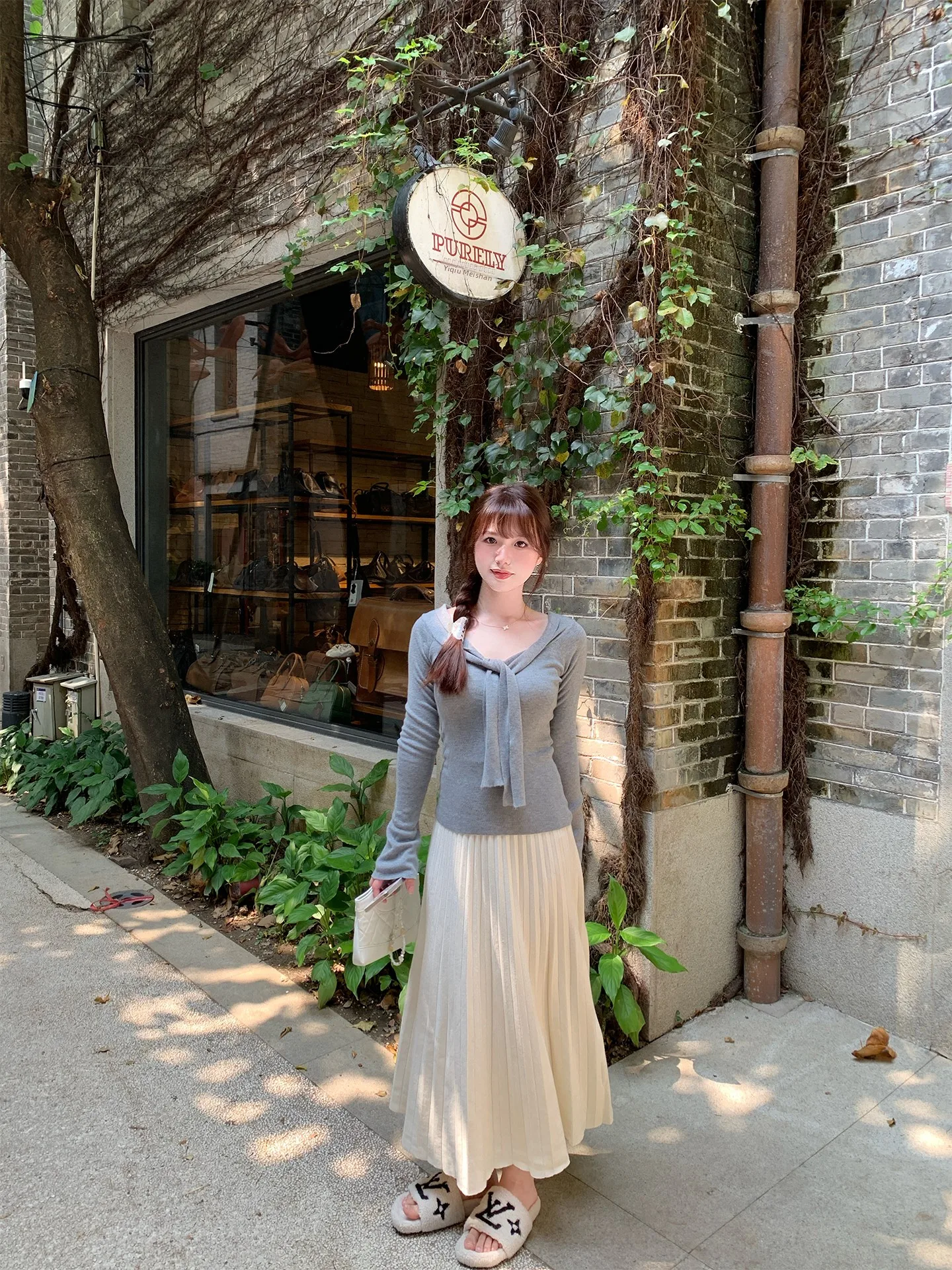 

Вязаная плиссированная юбка с высокой талией цвета крем-белый с эластичной резинкой для осени и зимы, стройнящая, нежная, элегантная.