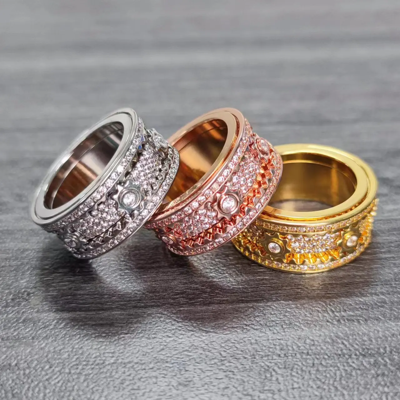 Handmade Diamond Ornate Geometric 3D Band Ring Gear Spinner Rings Rotating Mechanical Decompression Anxiety Ring for Women Men