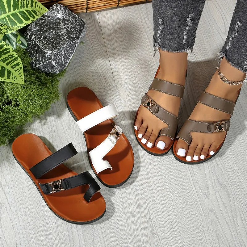 

Женские тапочки на плоской подошве с застежкой на носок, новые летние пляжные металлические сандалии для женщин, модная нескользящая женская обувь с мягкой подошвой, шлепанцы