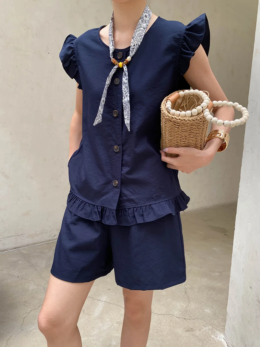 Sommerliches Damen-Set: Einfarbiges, ärmelloses Shirt mit Fungus-Edge-Details und kurzen Ärmeln sowie Shorts mit Kordelzug. – Detail 18