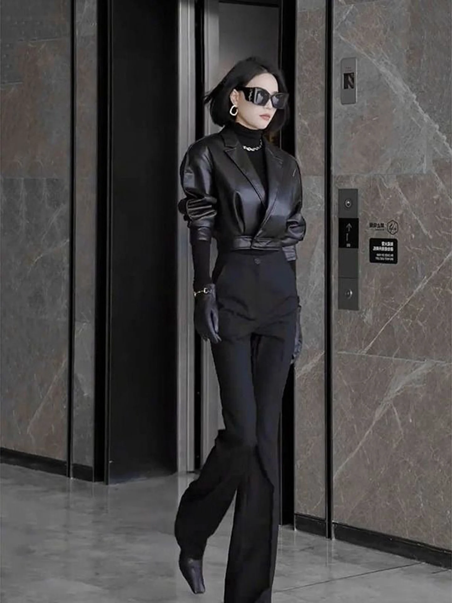 Fashionable Retro Slimming Black Leather Jacket And Flared Pants Two-Piece Set for Women Short Suit Collar Zipper Closure