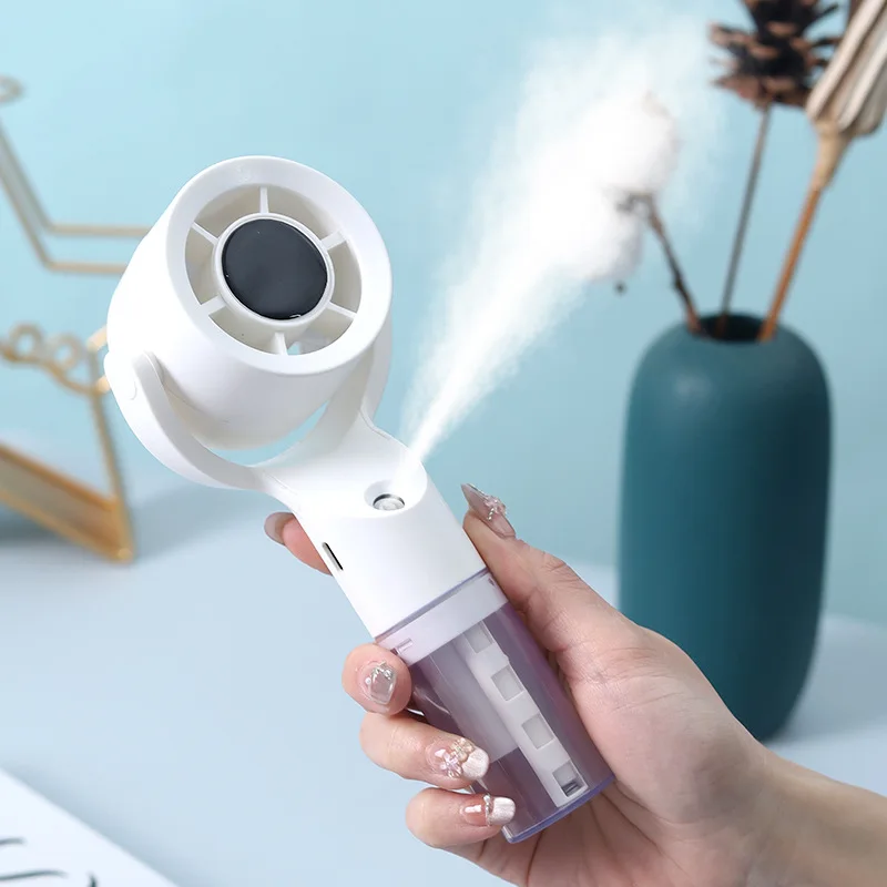 Verbesserter tragbarer Handventilator mit Sprühfunktion, wiederaufladbarer persönlicher Mini-Kühlventilator für Sommer, Strand und Reisen
