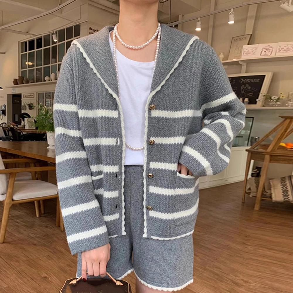 

Корейский весенне-осенний полосатый свитер, комплект из двух предметов для женщин, ретро, темно-синий воротник, однобортное вязаное пальто, повседневные комплекты с шортами