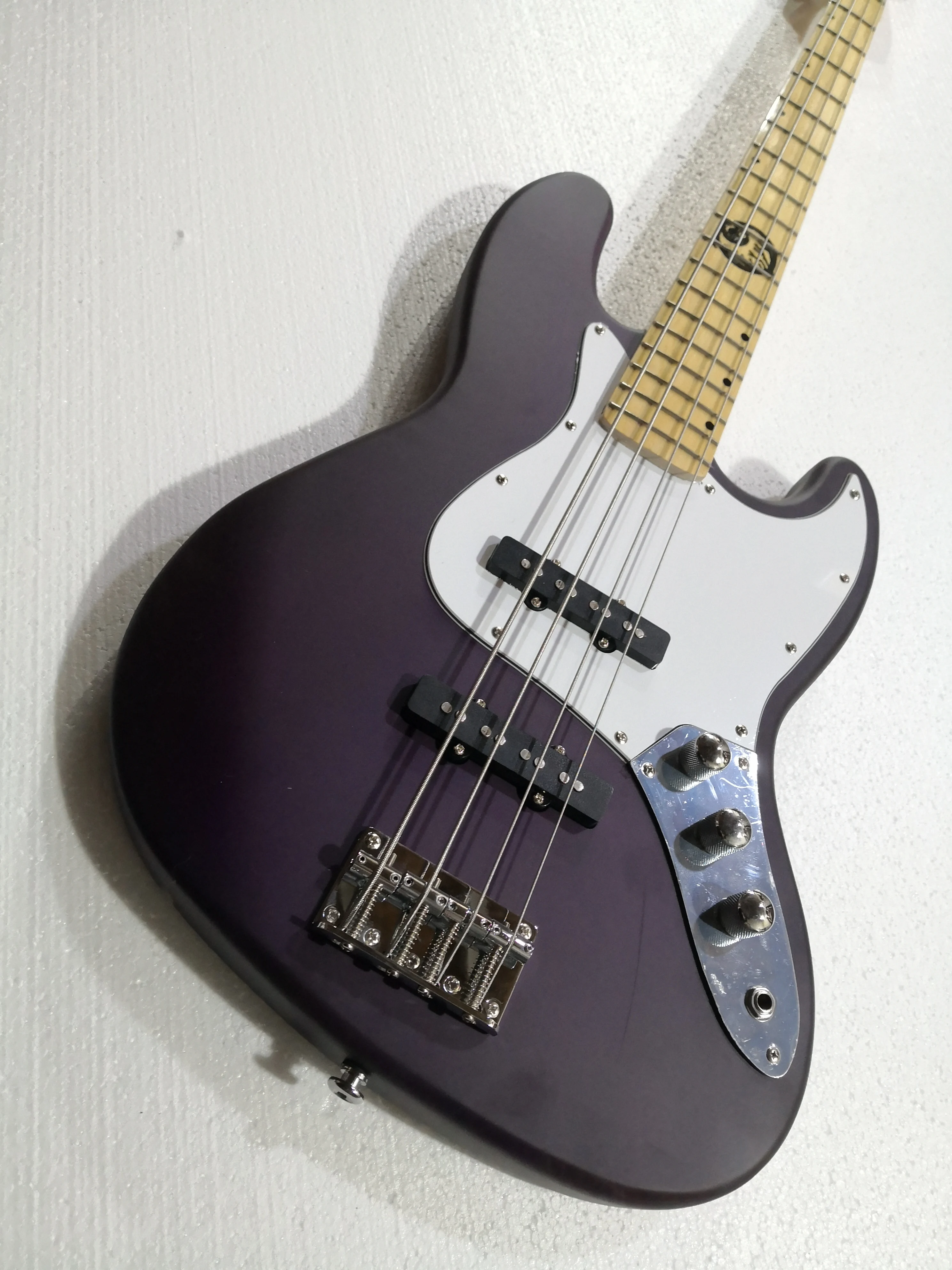 

6 струн, Электрические бас-гитары, звукосниматели JB bass