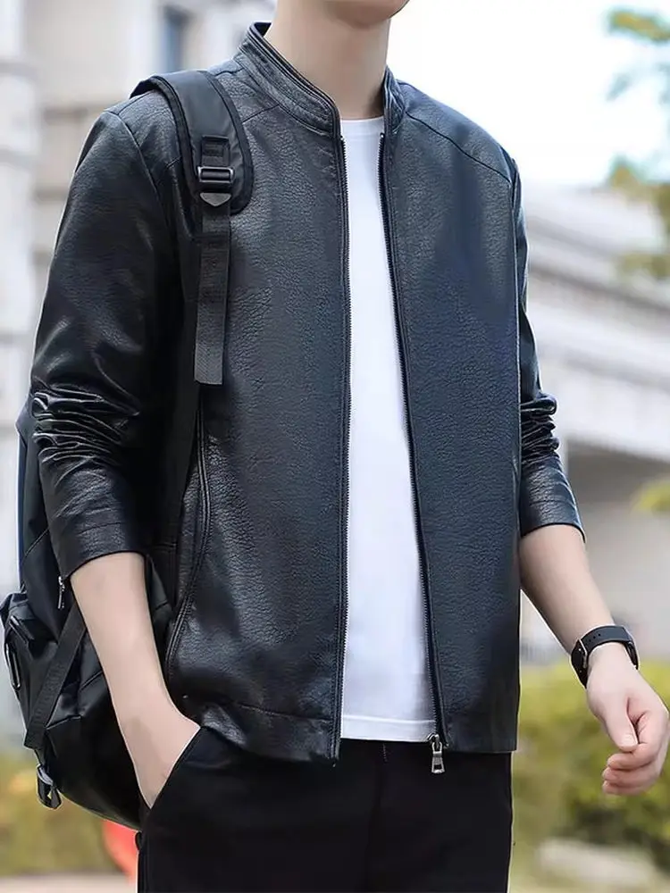 

Мужская приталенная куртка-косуха из черной искусственной кожи с воротником-стойкой, новая весенняя коллекция, городской стиль, с металлическим декором, повседневная.