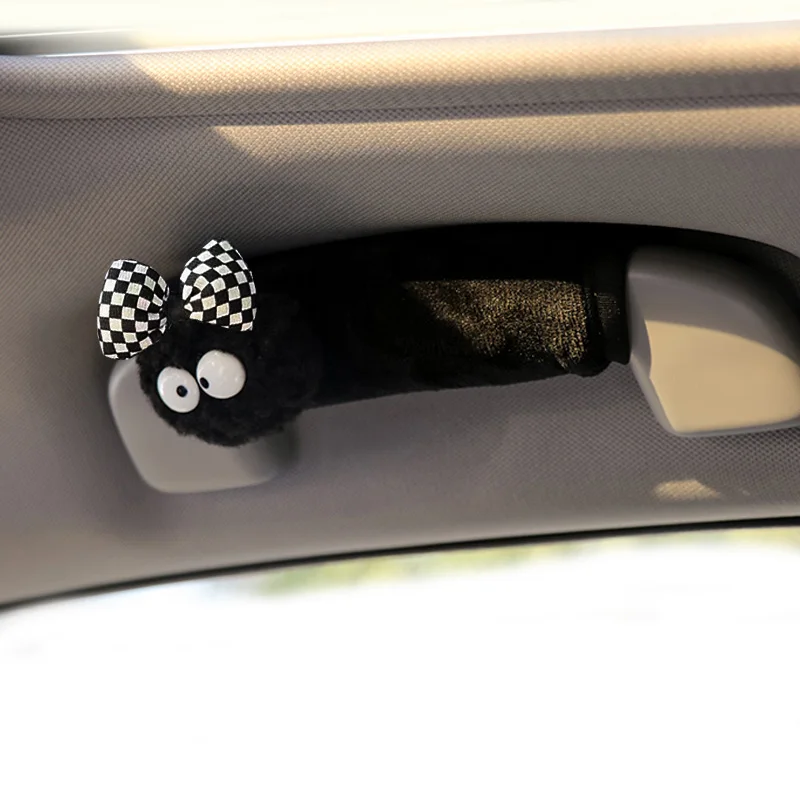 

Милый мультяшный угольный шар, кукла, чехол для внутренней дверной ручки автомобиля, универсальный плюшевый чехол для ручного тормоза, защита для автоматического держателя крыши