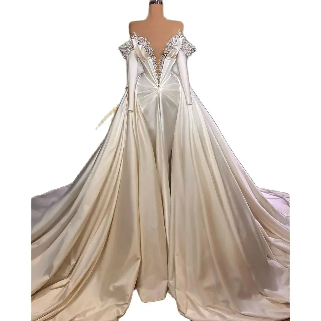 Suknia ślubna z odkrytymi ramionami, zdobiona błyszczącymi perłami, z długimi rękawami, satynowa suknia ślubna z odpinanym trenem.