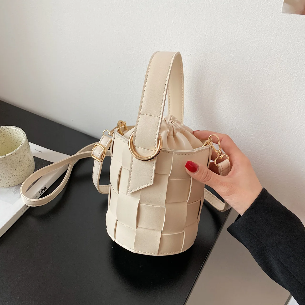 

Korean Drawstring Open Mouth Ladies Handbag Fashion Weaving Girls Shoulder Bucket Bag Simple Solid Color Girls Crossbody PU Mate