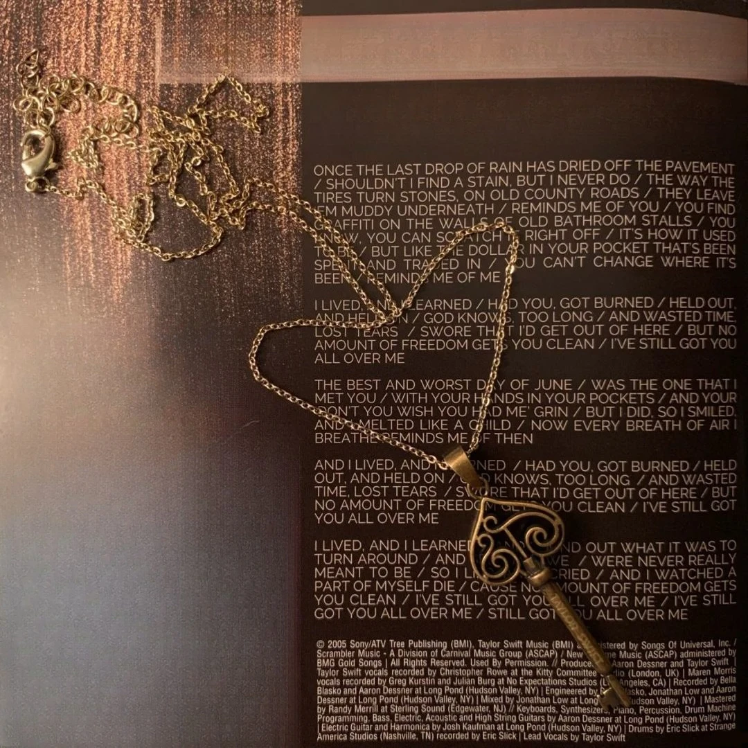 American Vintage Hollow-out Key Necklace 2026 New Copper Necklace for Women 1989 Recorded Seagull Fearless Key Pendant Necklaces