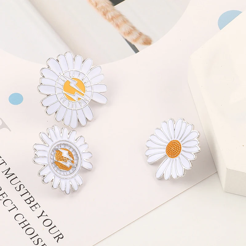 Pretty Daisy Brooches Cartoon Fashionable Flowers Badge Enamel Pins Backpack Denim Lapel Pin Jewelry Gifts for Girls Accessories