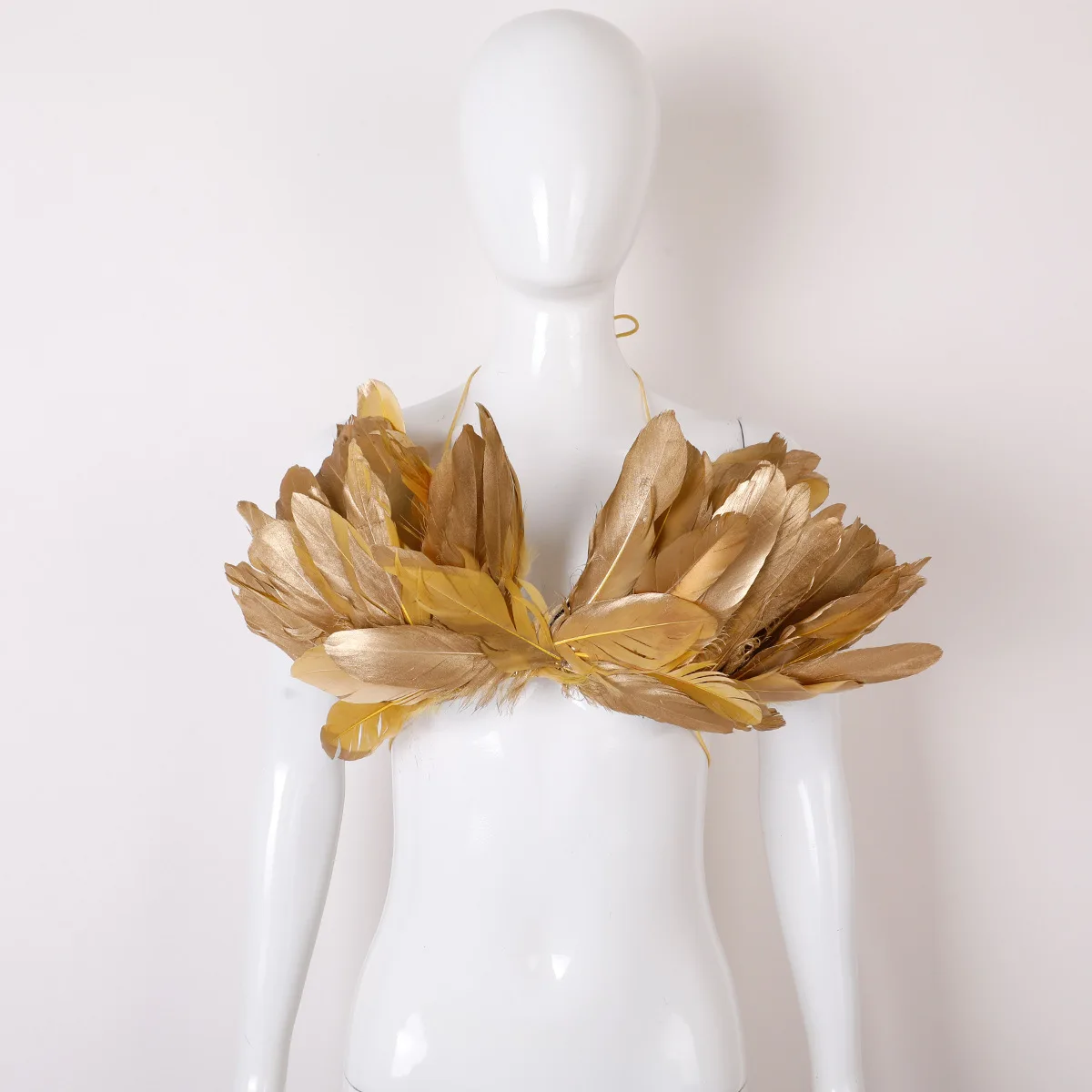 Goldene Feder-Engelsflügel-Kostüm-Outfit mit Schal, Crop-Top und Federrock für Halloween, Karneval, Cosplay und Themenveranstaltungen – Detail 5