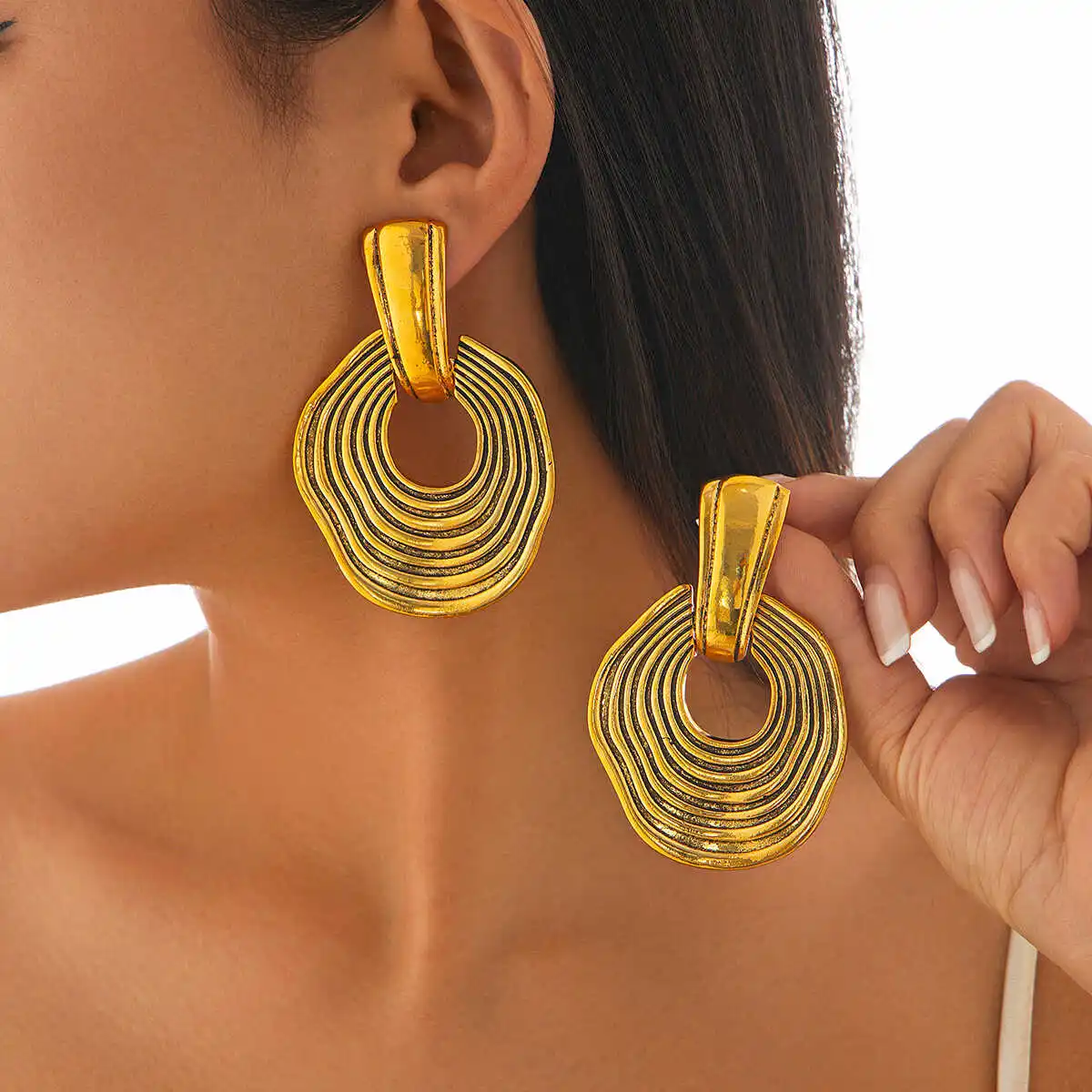 

2024 New Arrival Vintage Exaggerated Earrings for Women Unique Design Light Luxury Fashion Jewelry Ear Accessories