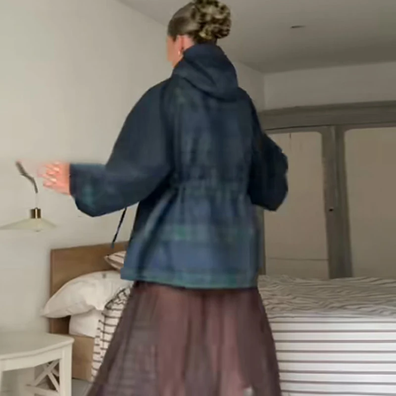 เสื้อแจ็คเก็ตผู้หญิงสไตล์ใหม่ NEW2026 คอตั้ง แต่งเชือกรูดเอว ลายสก็อตย้อนยุค ทรงหลวม สวมใส่สบาย ป้องกันลม