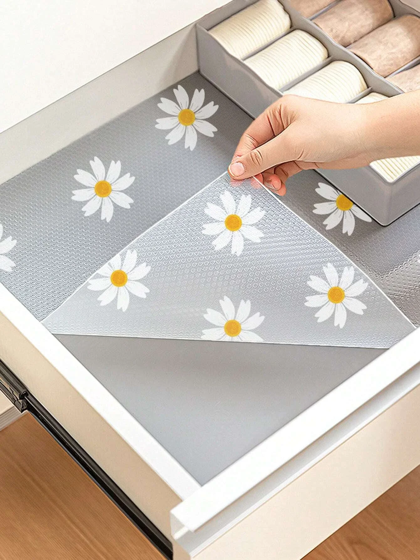 Roll of Daisy Printed Shelf Liner for Kitchen Cabinets and Drawers, Waterproof and Non-Adhesive Cupboard Mat, Easy to Clean