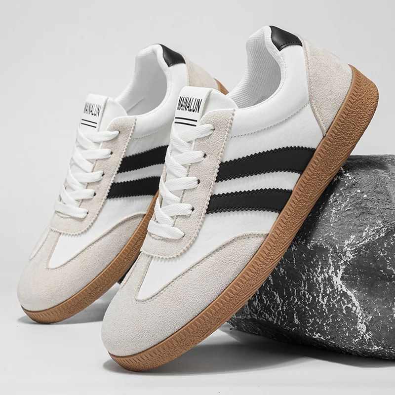 Un paio di scarpe da skateboard, scarpe da uomo, scarpe da allenamento tedesche, scarpe da tennis da uomo, scarpe sportive e per il tempo libero alla moda da uomo