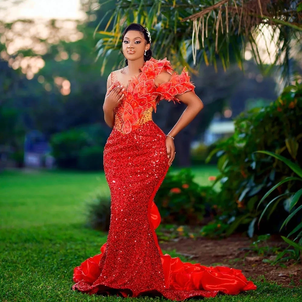 Robe de soirée sirène longue rouge avec appliques de perles, magnifique robe de soirée, plume d'autruche et paillettes