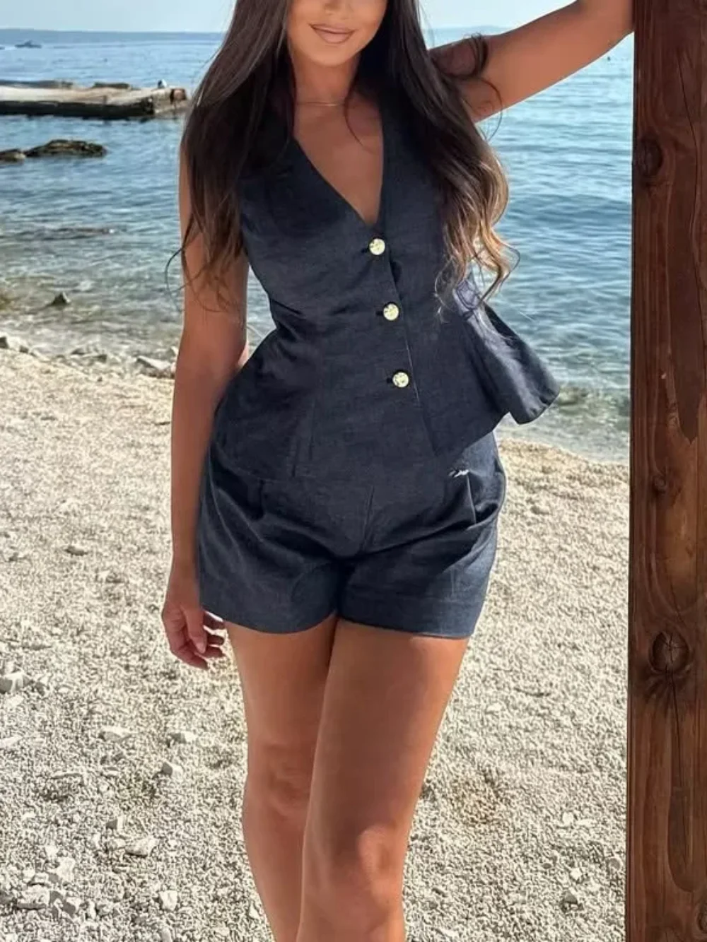 

Women's casual commuter shorts suit V-neck button or pleated shorts 2025 summer fashion high street simple slim fit women's suit