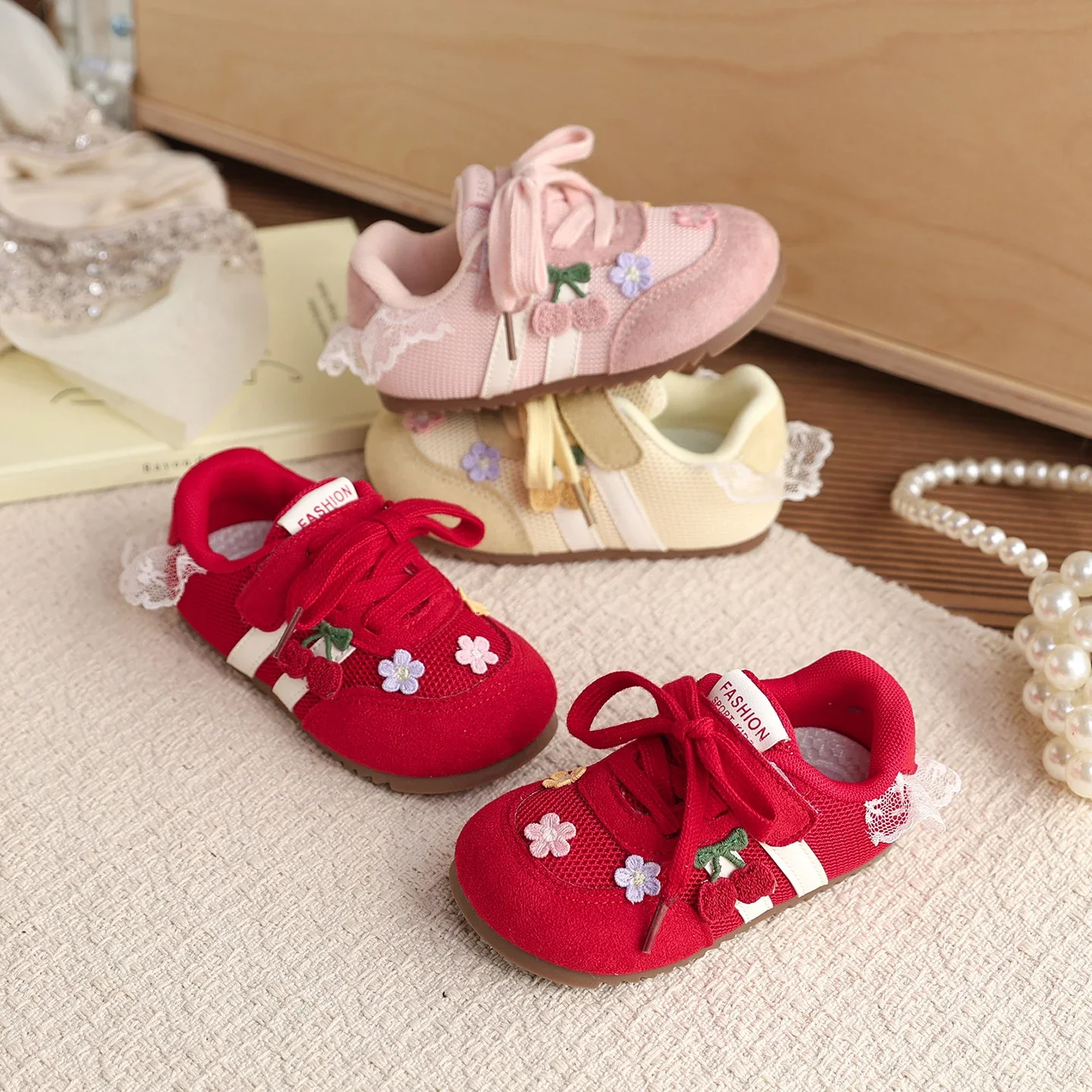 

Модные кроссовки для девочек: универсальные и стильные, с цветочной вышивкой, детские повседневные спортивные туфли с мягкой нескользящей подошвой