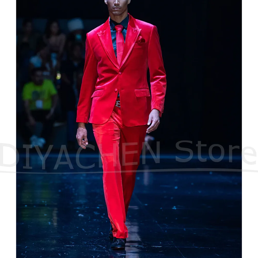 

Мужской красный бархатный костюм, шикарный однобортный костюм с пиковыми лацканами, комплект из 2 предметов, формальный смокинг для жениха, свадьбы, вечеринки, выпускного вечера (пиджак + брюки)