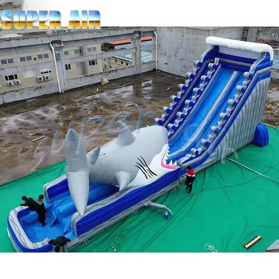 Commerciële op maat gemaakte opblaasbare glijbaan voor waterpark met haaienmodeldecoratie voor beurs