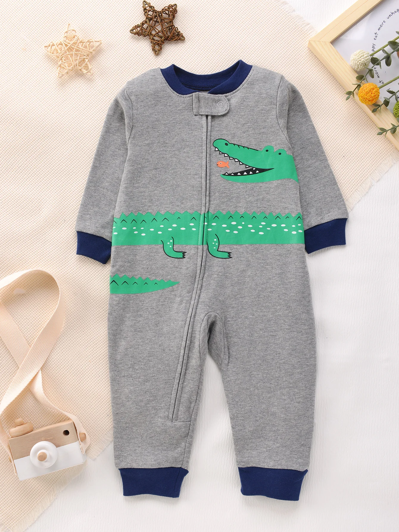 Grauer, weicher, doppelseitiger Baby-Strampler aus Baumwolle mit niedlichem Krokodildruck und Reißverschluss, lässige Loungewear für 6–24 Monate alte Babys, Jungen, für alle Jahreszeiten