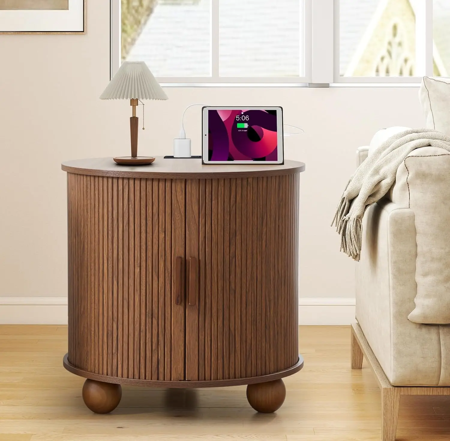 24 Mesa auxiliar redonda grande con estación de carga, mesa auxiliar para sofá estriado de granja con puerta y almacenamiento de pandereta corredera, mediados