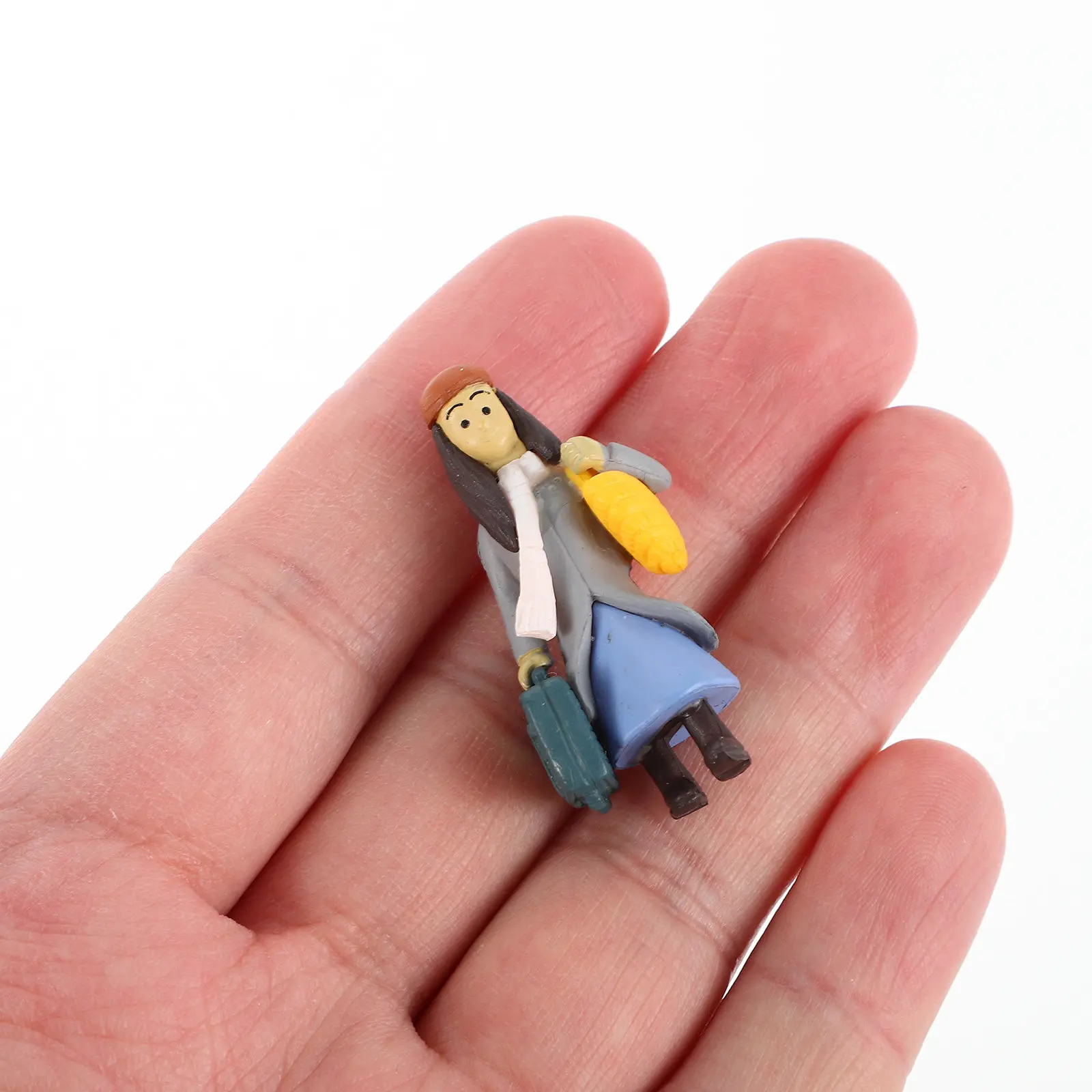 1Pair Meticulously Crafted Romantic Couple Statue Plastic Micro Landscape Ornament for Home Decor Desktop Bedroom Dollhouse