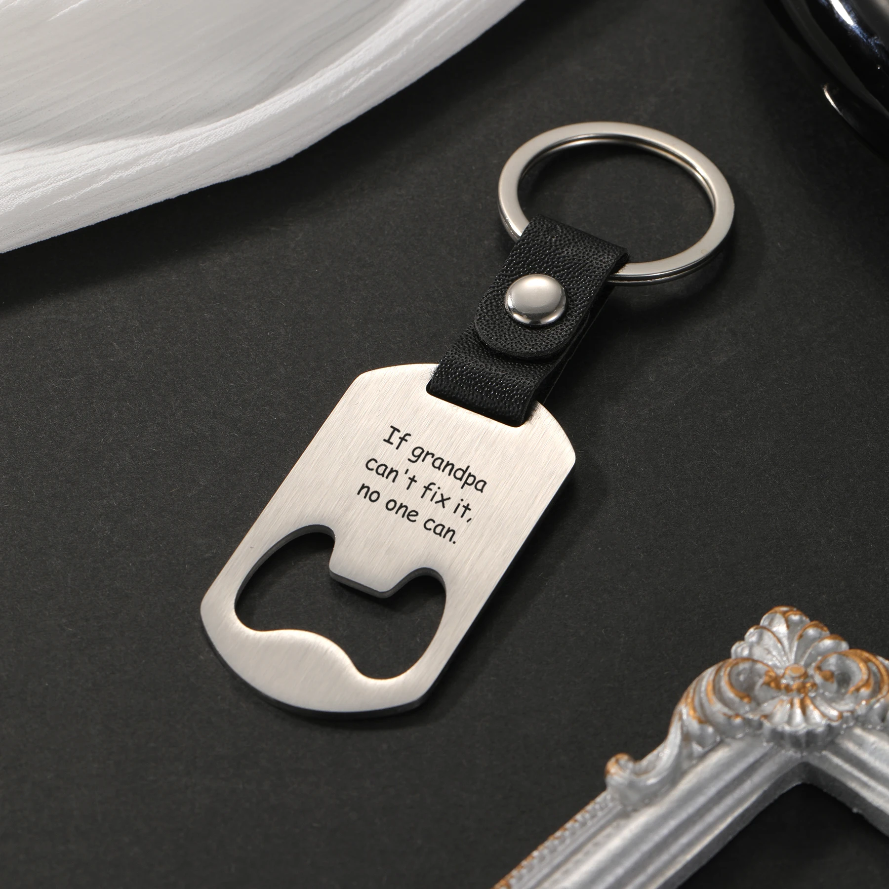 

Открывалка для пивных бутылок на заказ, матовый брелок из нержавеющей стали, индивидуальный подарок для мужа, мужской брелок, брелок с текстом на заказ =