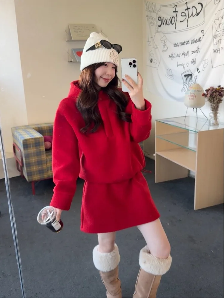 

Утепленный флисовый комплект с капюшоном и длинными рукавами, красный, повседневный, женский, весна 2026, новый стиль, юбка с высокой талией, костюм-двойка