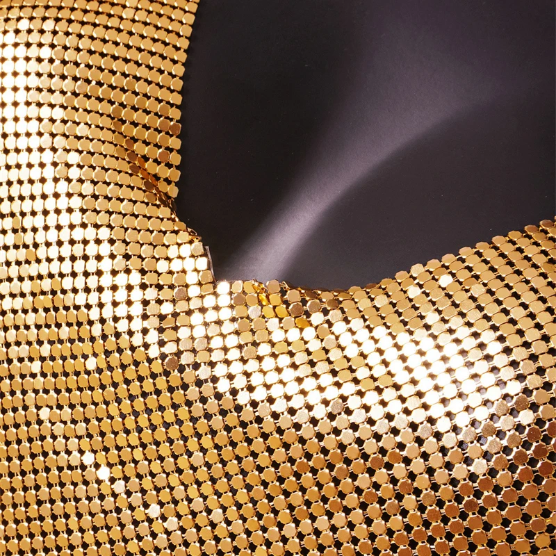 Damen-Tanktops: Goldfarbenes Metall-Mesh-Neckholder-Top mit glitzernden Strassketten, Wasserfallausschnitt, rückenfreies Crop-Top für Party und Clubwear – Luxuriöse Kleidung – Detail 9