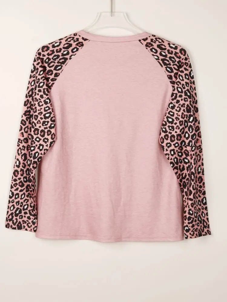 A Valentine\'s Day long sleeved love leopard print T-shirt