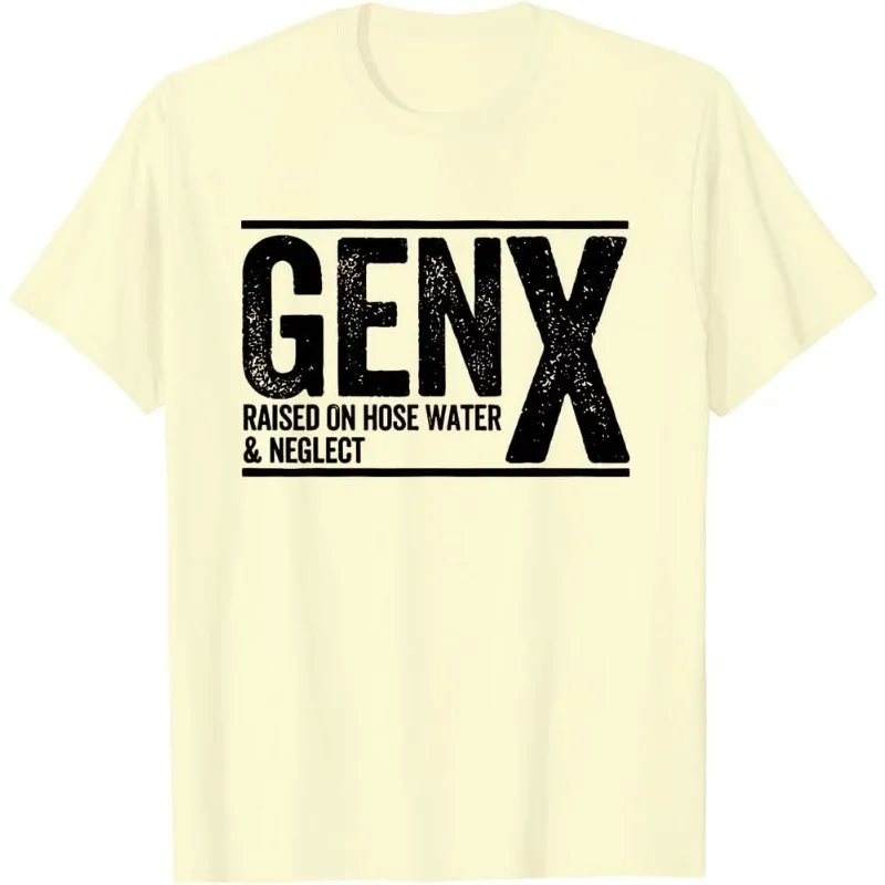 ホースの水と負のTシャツに乗った男性と女性のgen x