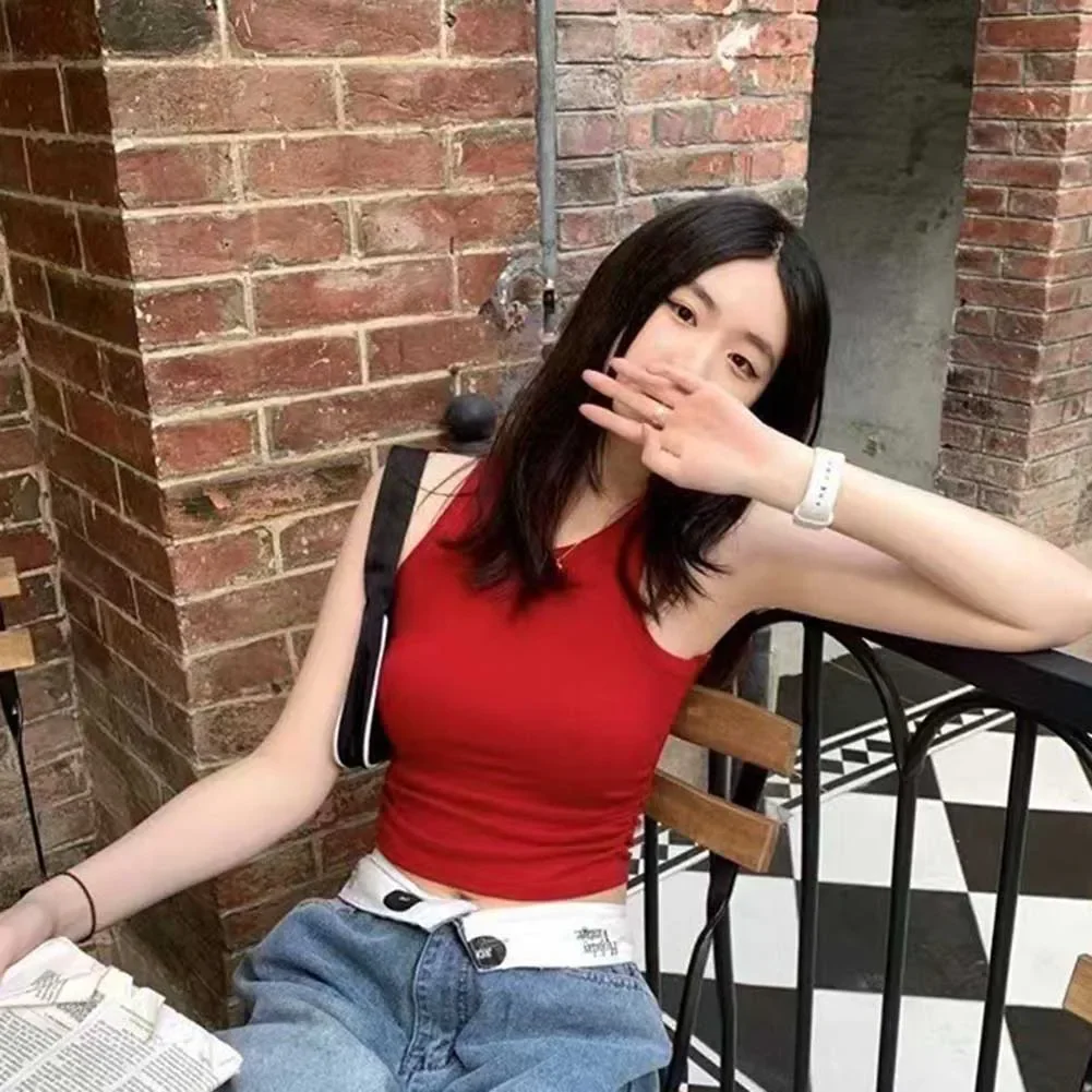 

Solid Sleeveless Side Pleated Vest for Women Slim Fit with Chest Pad Casual Short Tank Top for Spring and Summer Wear