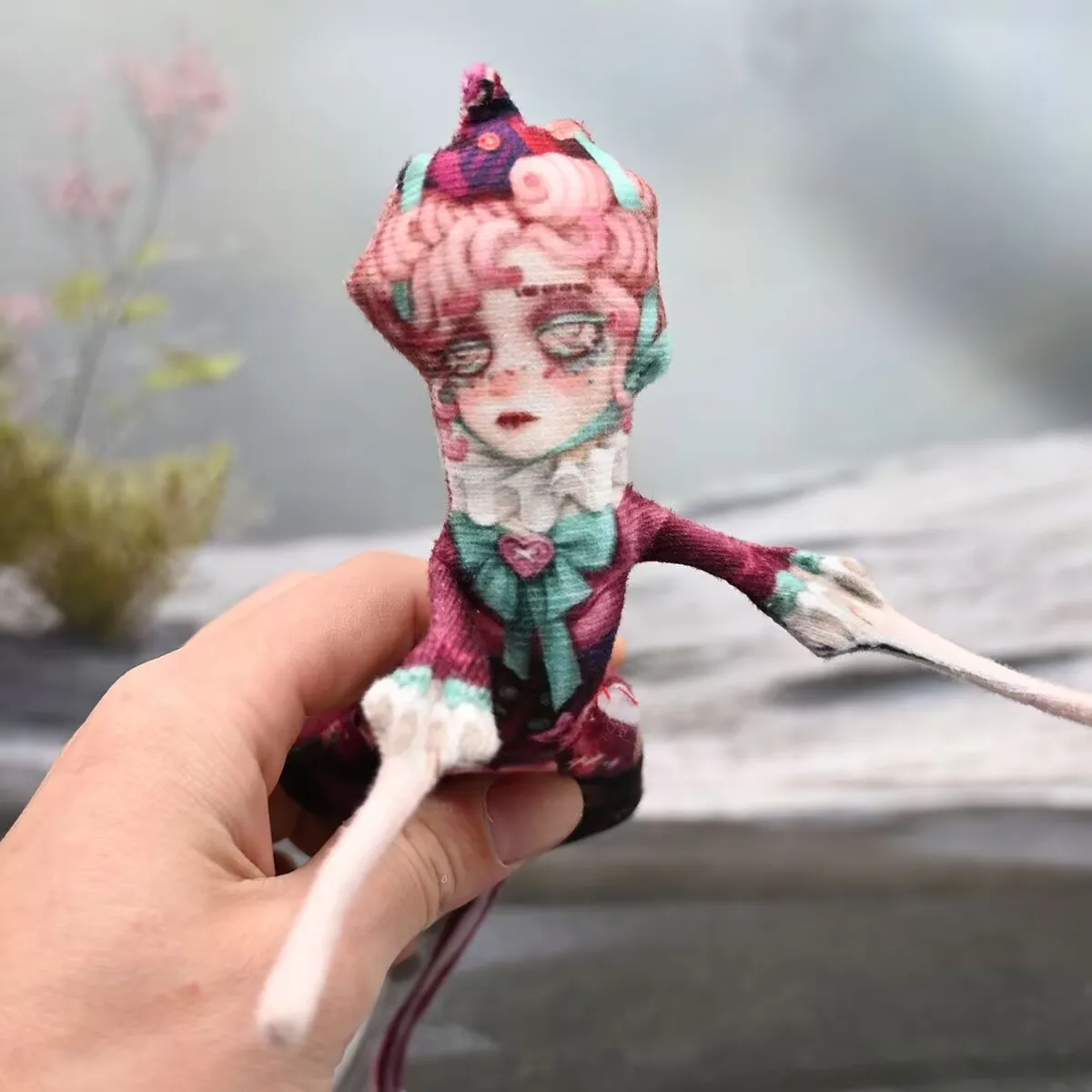 "الهوية الخامس"، "تنورة الرمان ملكة جمال فتاة صغيرة"، دمية تجريدية لصانع الأزياء ملكة جمال استراحة الشاي، نشاط هيكل عظمي لليد والقدم