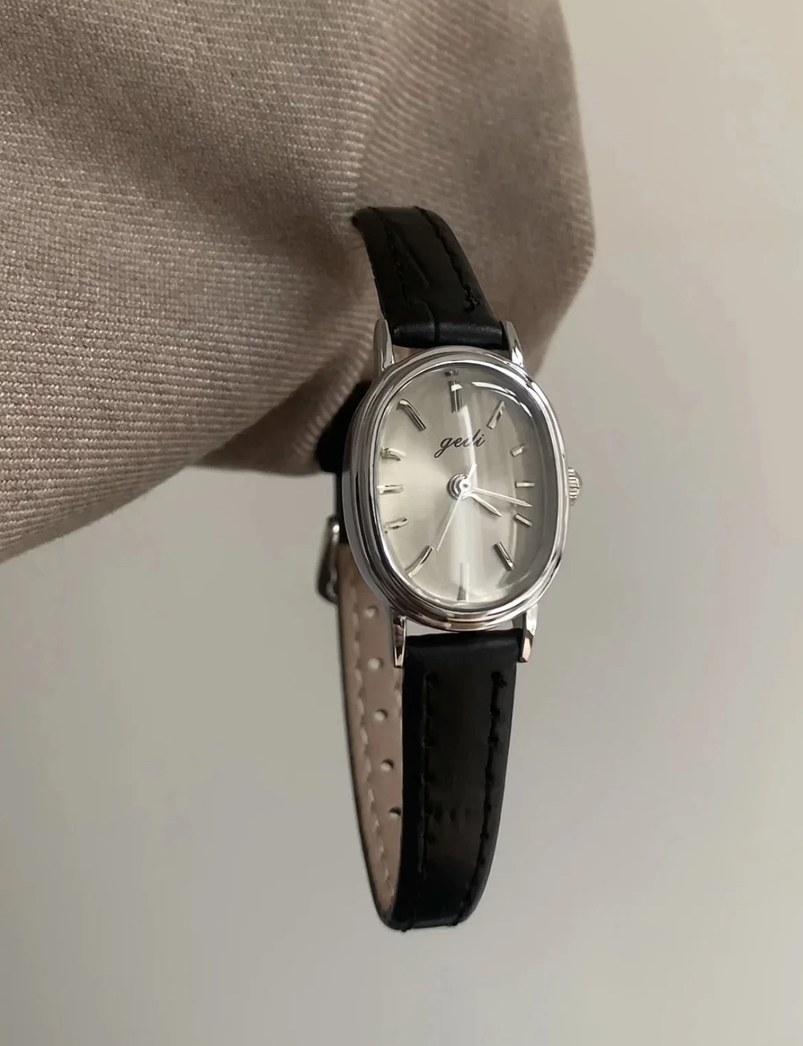 Модные дизайнерские часы с кожаным ремнем