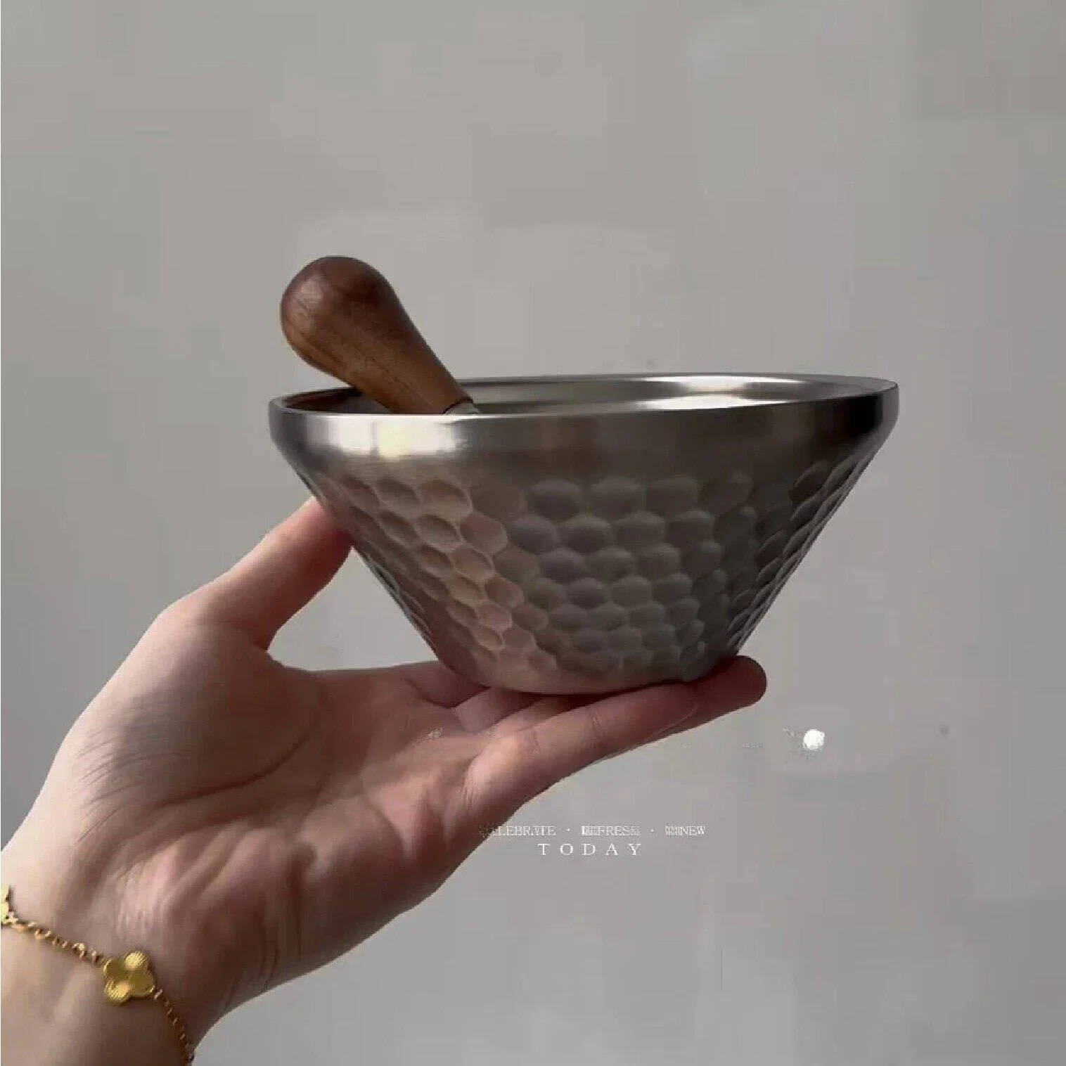 Double Layered 304 Stainless Steel Rice Bowl with Hammered Finish V-Shaped Lid Dessert Sand Ice Bowl Soup Bowl Home Use