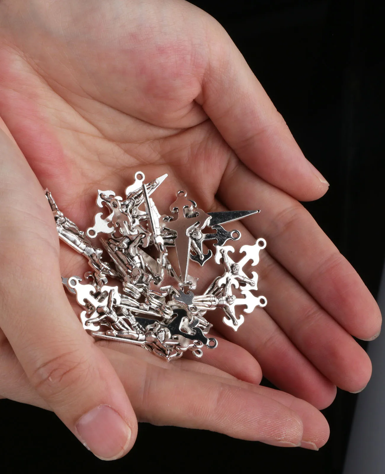 Diyalo 30 Stück katholische Santiago Kreuzritter St. James Jesus Kreuzigung Kreuz Anhänger für DIY religiösen Schmuck Bastelzubehör – Detail 2