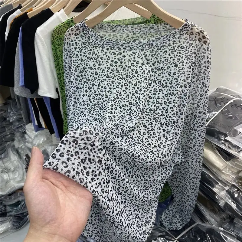 Camiseta feminina de manga comprida com gola redonda, pulôveres solto estampado leopardo, blusa de renda oca, moda casual, rua alta, novo, verão