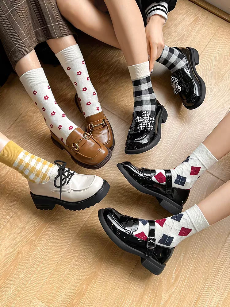 韓国のトレンディな原宿ファッション女性の幾何学的なチェック柄の靴下男性のヒップホップ綿ニュートラルストリートスタイルの斬新な靴下